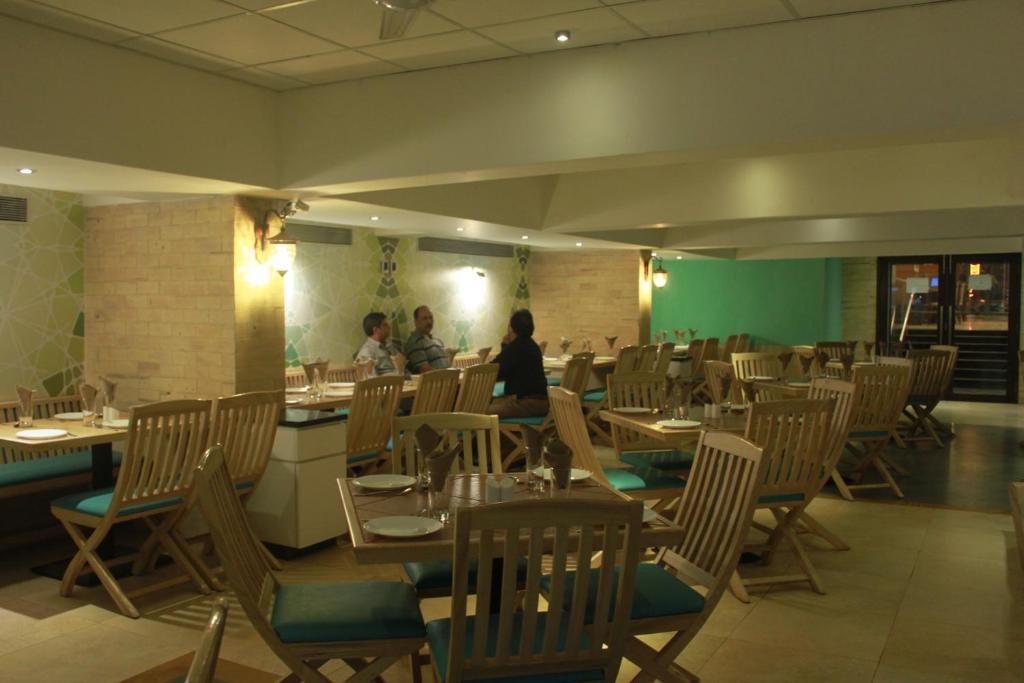 Gcc Hotel And Club Mira-Bhayandar Restaurang bild